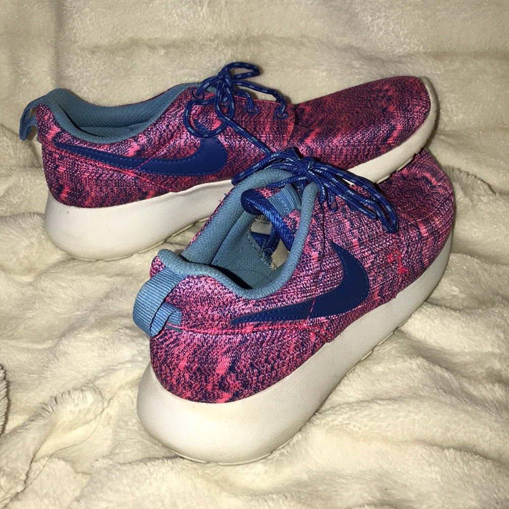 Used girls(youth) Nike roshes